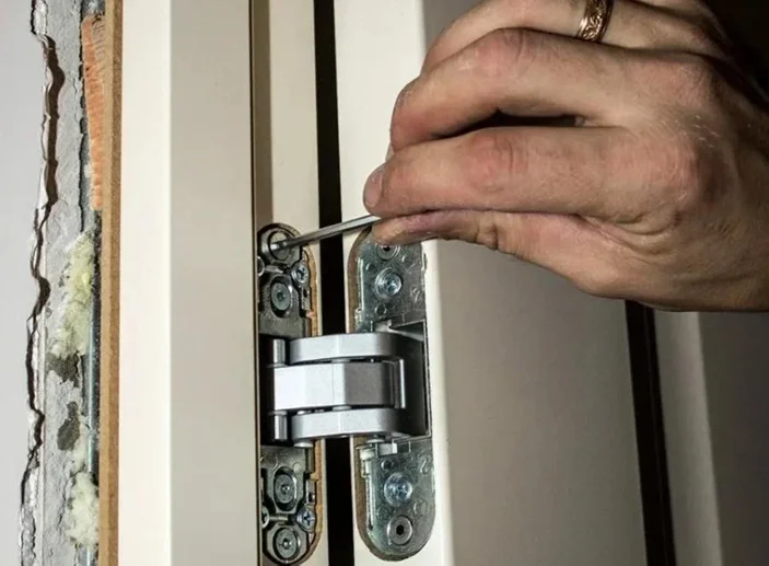 Технология установки скрытых петель на межкомнатные двери: пошаговое руководство и рекомендации