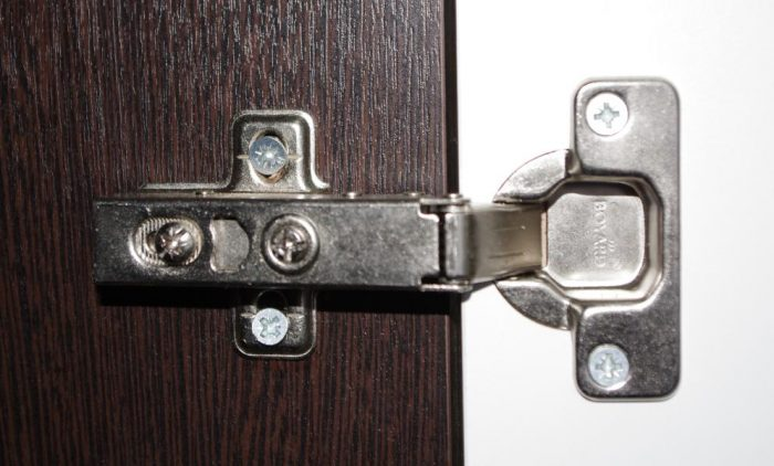 Регулировка петель с доводчиком: как добиться плавного и бесшумного закрывания дверей