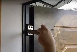 Как устранить провисание тяжелых входных дверей с помощью регулировки трехсекционных петель